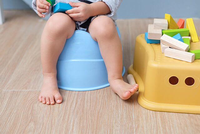 おまるに座るこども