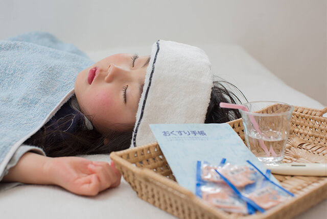 熱が出て寝ているこども