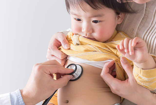 診察を受けるこども