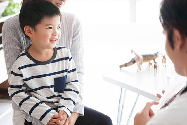 診察を受けるこども