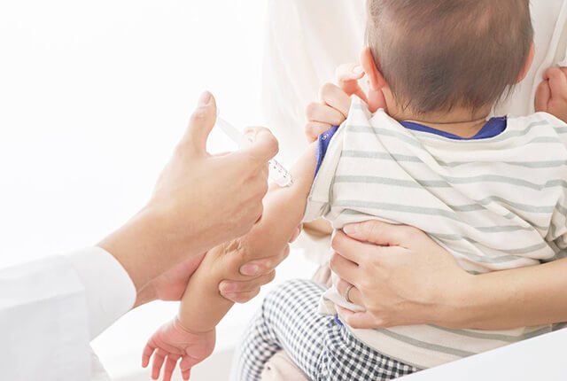 予防接種を受けるこども